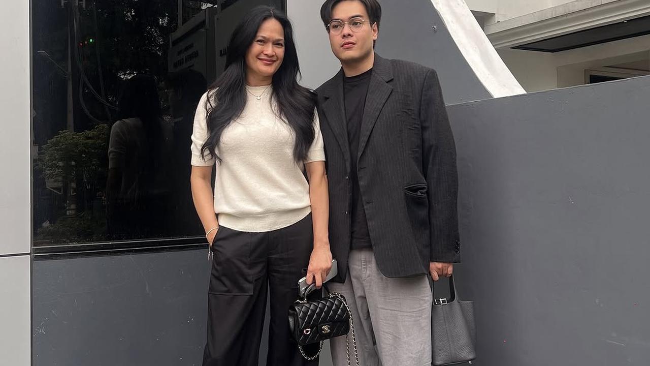 7 Potret Masa Kecil Jeje Soekarno Bersama Sang Ibu, Salfok Dibandingkan Sekarang Donna Harun Tak Banyak Perubahan