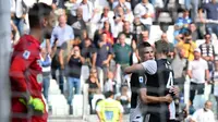 Cristiano Ronaldo menyumbangkan satu gol sekaligus membantu Juventus menang 2-0 atas SPAL, pada laga pekan keenam Serie A di Allianz Stadium, Sabtu (28/9/2019). (AFP/Andreas Solaro)
