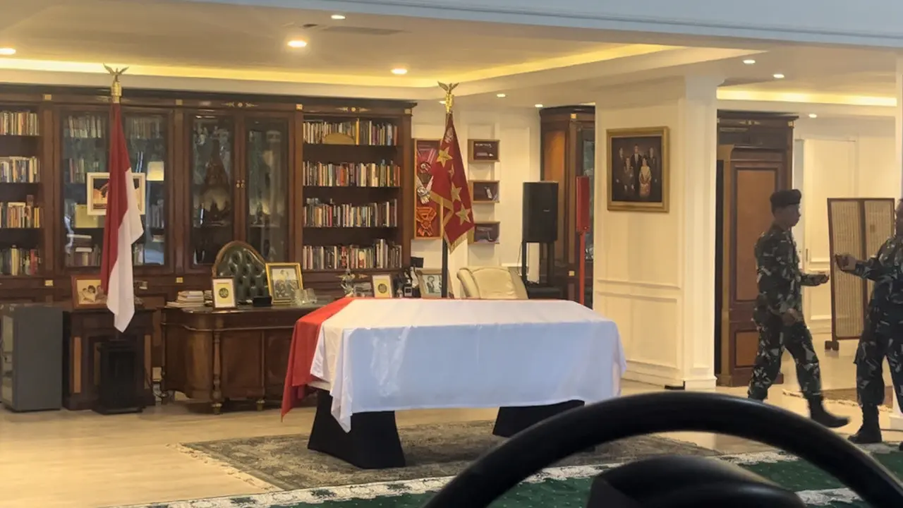 Jenazah mantan Menteri Pertahanan (Menhan) Jenderal TNI (Purn) Ryamizard Ryacudu telah tiba di rumah duka di Cikeas, Bogor. (Liputan6.com/Radityo Priyasmoro)