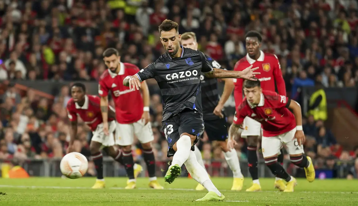 Gol tunggal kemenangan Sociedad datang dari penalti Brais Mendez di babak kedua. MU mendapatkan sejumlah peluang matang, tapi tidak ada gol balasan. (AP/Dave Thompson)