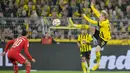 Gelandang Borussia Dortmund Julian Brandt meraih bola di depan penyerang Bayern Munchen  Leroy Sane dalam laga lanjutan Bundesliga, kasta tertinggi Liga Jerman, musim 2022-2023, di Signal-Iduna Park, Sabtu (9/10/2022). Pertandingan berjalan dengan ketat, Dortmund dan Bayern mengerahkan kemampuan terbaik dalam duel sarat gengsi ini. (AP Photo/Martin Meissner)