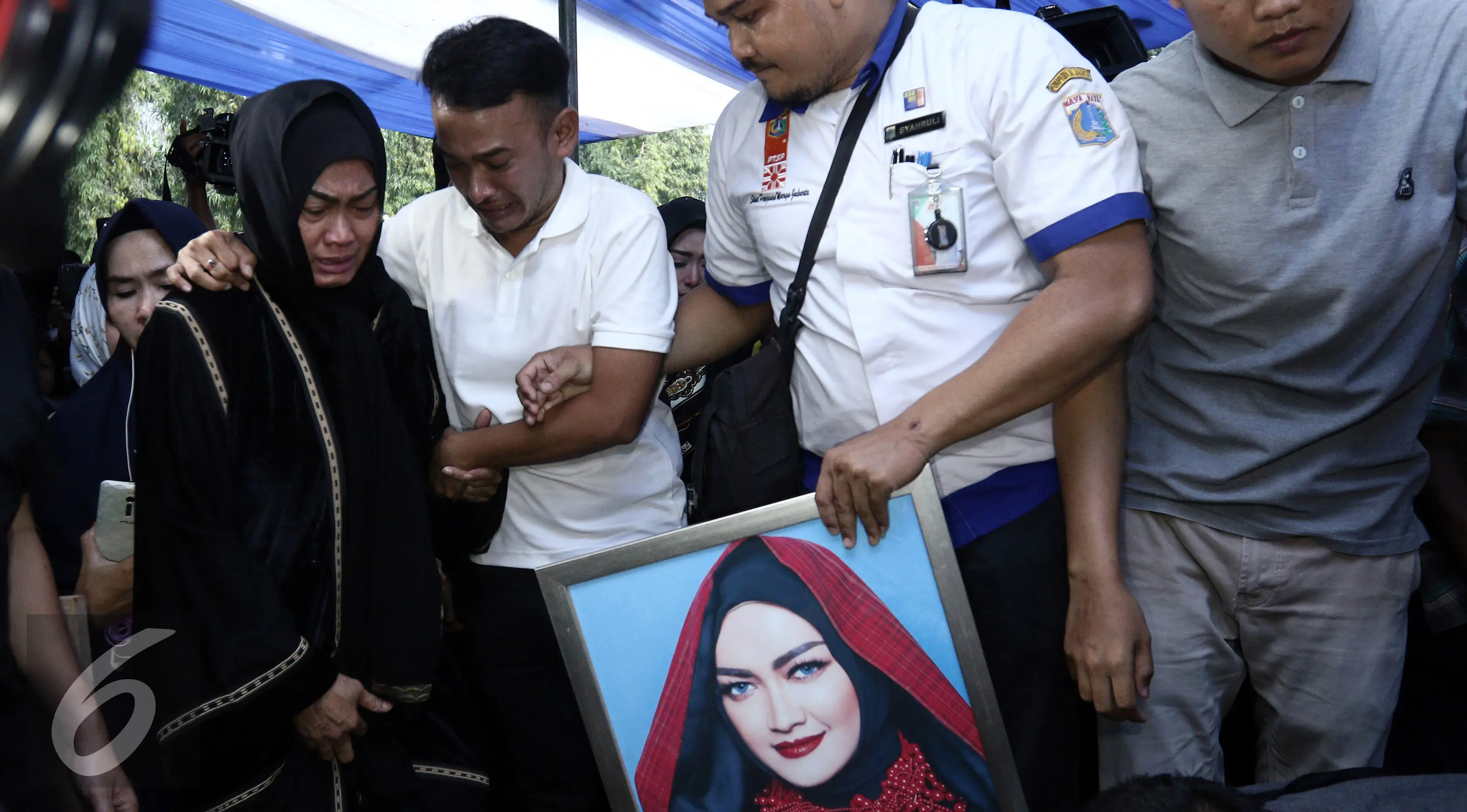 Didampingi Ruben Onsu, Ibunda Julia Perez, Sri Wulansih menghadiri proses pemakaman putrinya di TPU Pondok Ranggon, Jakarta Timur, Sabtu (10/6/2017). (Herman Zakharia/Liputan6.com)