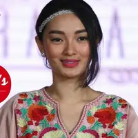 Dalam video tersebut, Zaskia Gotik yang sepertinya tengah memeragakan goyang itik khasnya, mendapat sambutan dari para penonton.