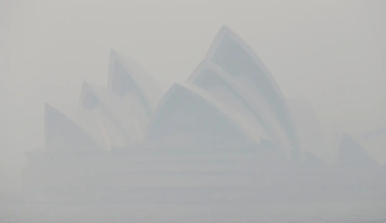 Kabut asap pekat menyelimuti Opera House di Sydney, Australia, Selasa (10/12/2019). Kondisi udara Sydney semakin buruk akibat kabut asap pekat yang ditimbulkan oleh kebakaran hutan. (AP Photo/Rick Rycroft)