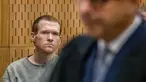 Brenton Tarrant mendengarkan jaksa penuntut Mark Zarifeh menyampaikan pengajuannya di pengadilan di Christchurch, Selandia Baru, Kamis (27/8/2020). Pelaku penembakan brutal di masjid-masjid di Christchurch itu dihukum seumur hidup tanpa pembebasan bersyarat. (John Kirk-Anderson/Pool Photo via AP)