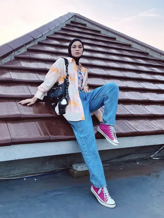 <p>Celana denim boyfriend juga bisa dipadukan dengan outer kemeja colorblock dipadukan pashmina instan warna hitam. Untuk alas kaki bisa menggunakan high Converse. @tantrinamirah</p>