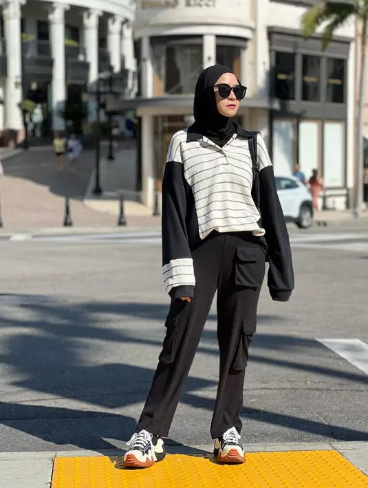 Ia juga cermat memadukan busana bernuansa monokrom dengan sentuhan gaya yang chic dan kala dipadukan dengan sepatu sneakers. [Foto: Instagram/ Zaskiaadyamecca]