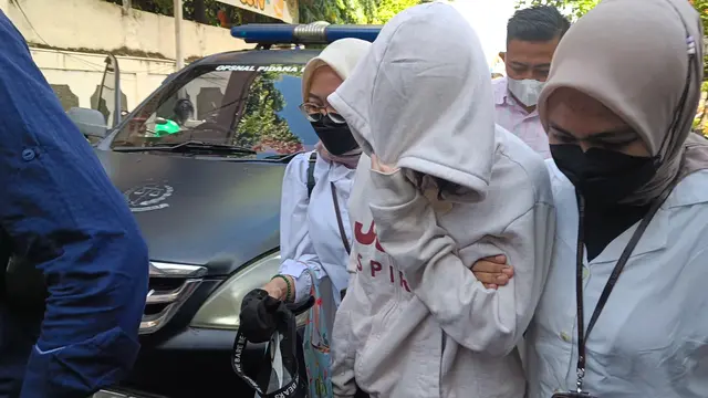 AG (15), pacar Mario Dandy, tiba di Pengadilan Negeri Jakarta Selatan, Senin (3/4/2023).