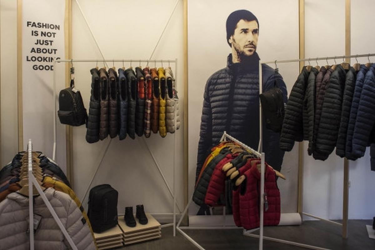 Keren, produsen fashion Spanyol ini bikin baju dari limbah plastik