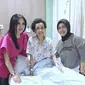 Status yang ditulis Happy Salma, itu membuat banyak pengikutnya mendoakan kesembuhan Jupe. Sebelumnya, Happy Salma, penyanyi yang diketahui sangat sibuk, Syahrini juga menyempatkan menjenguk. Ia mendoakan Jupe agar cepat sembuh. (Instagram/juliaperrezz)