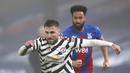 Bek Manchester United, Luke Shaw membawa bola dari kawalan pemain Crystal Palace, Andros Townsend pada pertandingan lanjutan Liga Inggris di stadion Selhurst Park di London, Kamis (4/3/2021). Dengan hasil ini, MU tetap berada di peringkat kedua klasemen dengan poin 51. (Adrian Dennis/Pool via AP)