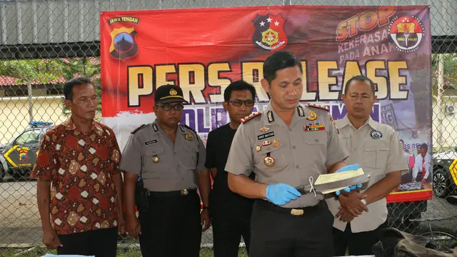 Kapolres Kebumen, AKPB Arief Bahtiar menunjukkan barang bukti dalam kasus pembunuhan ibu kandung. (Foto: Liputan6.com/Polres Kebumen/Muhamad Ridlo)