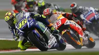 Rider Yamaha, Valentino Rossi bersaing dengan Marc Marquez dari Honda (Reuters)