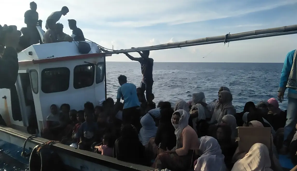 Pengungsi etnis Rohingya berada di atas kapal setelah terdampar di pesisir Pantai Seunuddon, Aceh Utara (24/6/2020). (INDONESIAN NAVY / AFP)