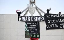 FOTO: Aksi Massa Pro-Palestina Pajang Spanduk 'Kejahatan Perang' di Gedung Parlemen Australia