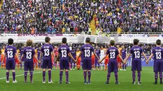 Sejumlah anak-anak mengenakan seragam Fiorentina dengan nama punggung Astori dan bernomor 13 jelang pertandingan Fiorentina vs Benevento di stadion Artemio Franchi di Florence (11/3). (AFP Photo/Claudio Giovannini)