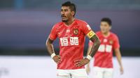 Paulinho. Gelandang Brasil berusia 34 tahun yang sejak Januari 2022 membela Corinthians ini tercatat menjadi salah satu pemain uzur dengan nilai transfer termahal hingga saat ini. Momen itu terjadi kala Guangzhou Evergrande mempermanenkannya dari Barcelona dengan mahar 42 juta euro atau kini setara Rp624 miliar pada tengah musim 2018/2019 saat ia berusia 30 tahun. (AFP/Str)