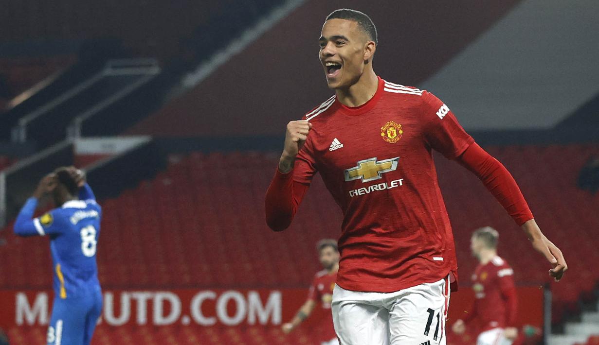 Penyerang Manchester United, Mason Greenwood, melakukan selebrasi usai mencetak gol ke gawang  Brighton and Hove Albion pada laga Liga Inggris di Stadion Old Trafford, Minggu (4/4/2021). MU menang dengan skor 2-1. (Phil Noble/Pool via AP)