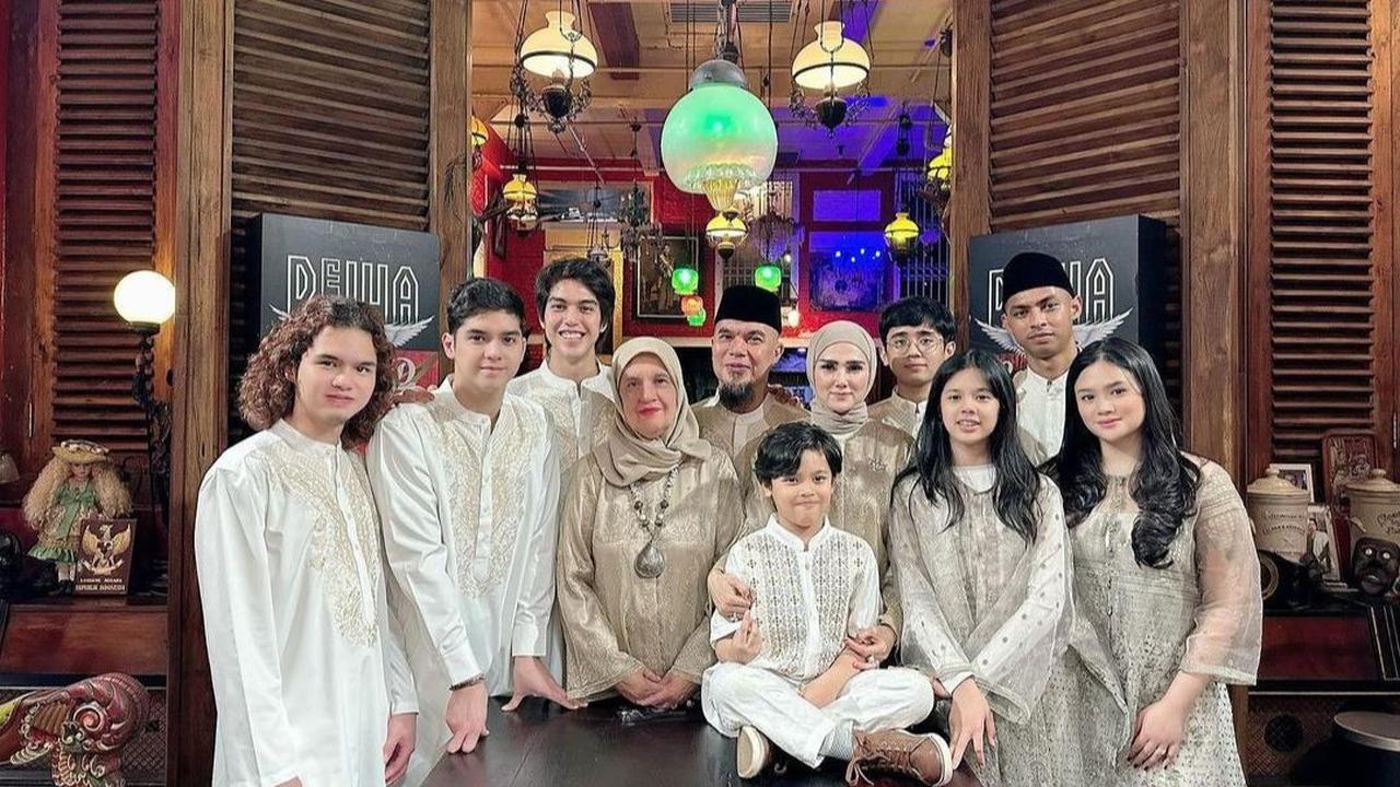 Pada momen hari raya Idul Fitri, Ahmad Dhani berkumpul lengkap bersama ketujuh buah hatinya.