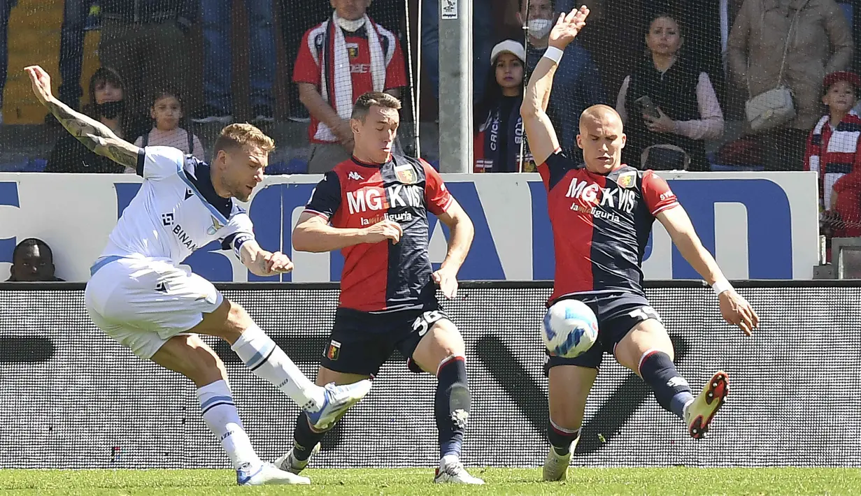 Penyerang asal Italia tersebut berhasil mencetak gol pertamanya di laga itu saat Lazio sudah unggul 1-0 lewat Adam Marusic. Immobile berhasil memanfaatkan umpan pendek dari Manuel Lazzari yang bergerak di sisi kanan. (LaPresse via AP/Tano Pecoraro)