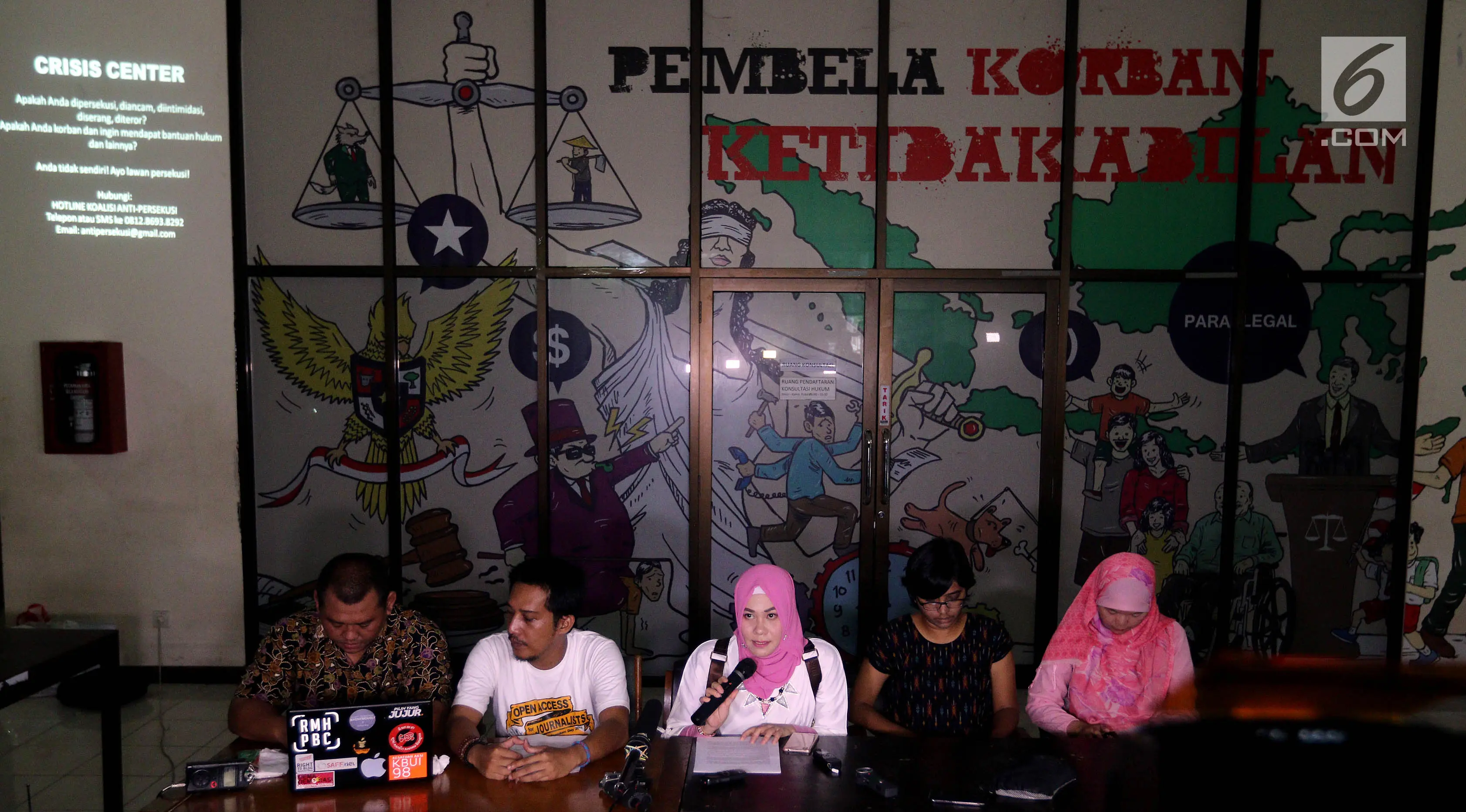 Dokter Fiera Lovita didampingi aktivis YLBH memberikan keterangan, Jakarta, Kamis (1/6). Fiera menjelaskan adanya intimidasi setelah mengunggah postingan di akun media sosial miliknya yang dinilai melecehkan Rizieq Shihab. (Liputan6.com/Johan Tallo)