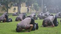 Puluhan polisi Pemalang sujud syukur usai naik pangkat pada awal tahun 2023. (Foto: Liputan6.com/Polres Pemalang)