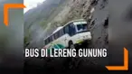 Bus dengan banyak penumpang berusaha melewati sebuah lereng gunung yang jalurnya cukup ekstrem. Jalur yang berada di Himalaya Road, India ini menjadi jalur kendaraan paling bahaya di dunia.
