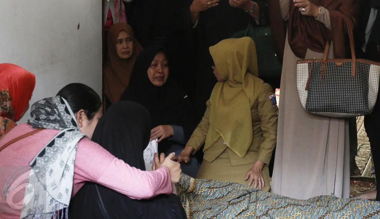 Jenazah pesinetron Renita Sukardi disemayamkan di rumah duka kawasan Pondok Kelapa, Jakarta, Senin (10/4). Renita Sukardi meninggal dunia setelah berjuang keras melawan penyakit kanker payudara stadium 3B yang dideritanya. (Liputan6.com/Herman Zakharia)