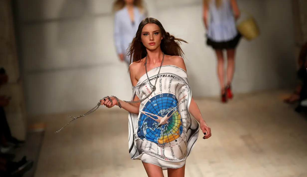 Model berjalan di catwalk saat tampil dengan rancangan Filipe Faisca dalam Lisbon Fashion Week, di Portugal (9/10). Peragaan busana tersebut menampilkan beragam macam busana Summer/Spring 2017. (REUTERS/Rafael Marchante)