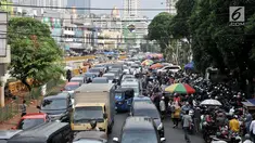Kendaraan terjebak macet ketika melintas di kawasan Pasar Tanah Abang, Jakarta, Kamis  (16/5/2019). Menginjak bulan suci Ramadan, banyak masyarakat berbelanja di pusat perbelanjaan Tanah Abang sehingga menyebabkan kemacetan yang tak terhindarkan. (merdeka.com/Iqbal S Nugroho)