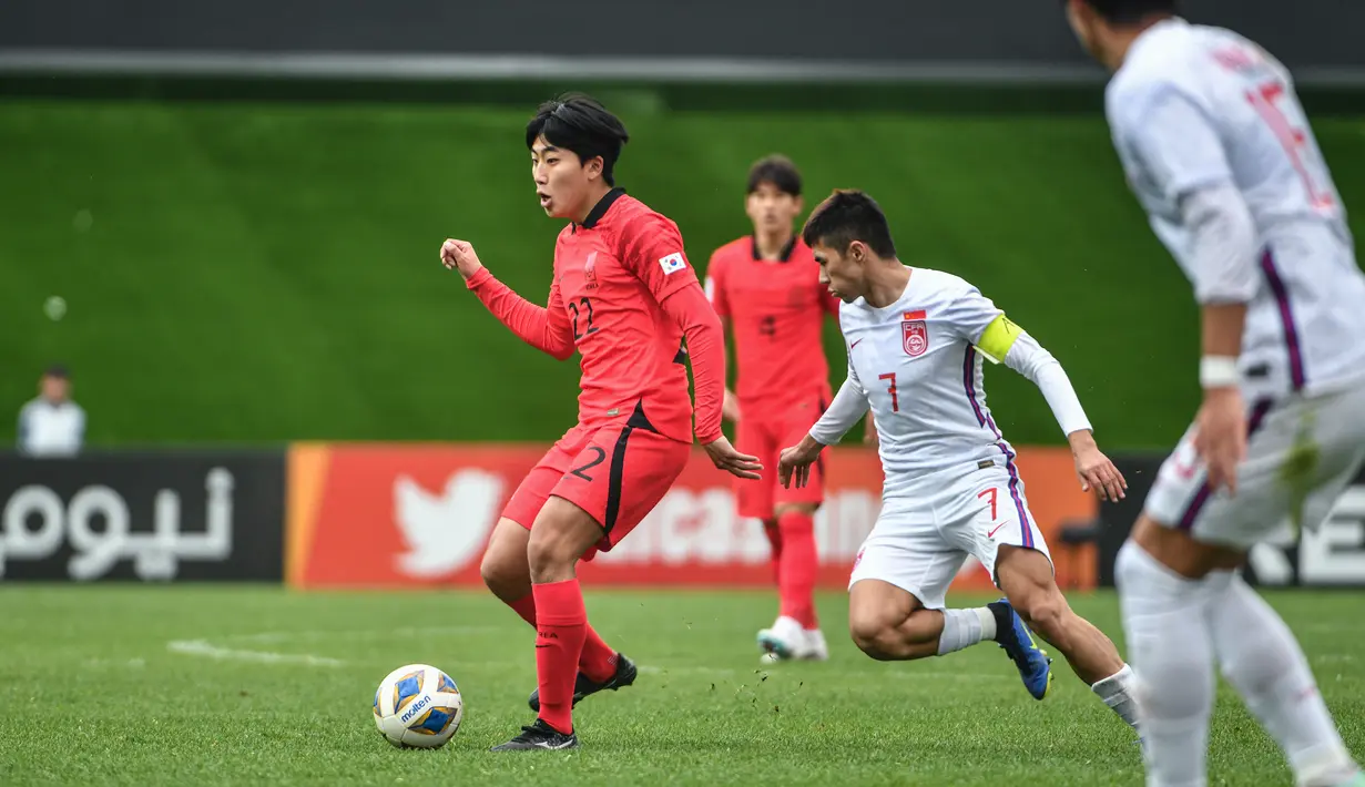 Pemain Korea Selatan U-20, Moon Seung-min (kiri) menguasai bola dibayangi pemain China U-20, Aifeierding Aisikaer pada laga perempatfinal Piala Asia U-20 2023 di JAR Stadium, Tashkent, Uzbekistan, Minggu (12/3/2023). (AFC/Hasan Pirmuhamedov)