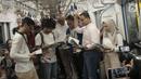 Gubernur DKI Anies Baswedan bersama masyarakat pengguna MRT tengah membaca buku yang disediakan disetiap stasiun MRT di Jakarta, Minggu (8/9/2019). Pemprov DKI Jakarta  meluncurkan ruang baca buku disetiap stasiun MRT untuk menumbuhkan minat baca masyarakat.(Liputan6.com/Angga Yuniar)