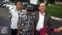 DS (mengenakan topi dan penutup wajah), Korban Saipul Jamil mendatangi Komisi Perlindungan Anak Indonesia (KPAI). [Foto: Hernowo Anggie/Liputan6.com]