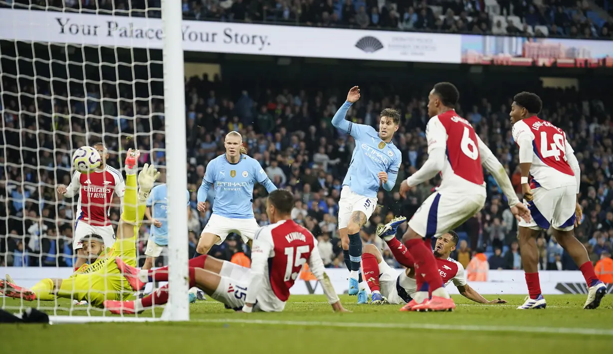 John Stones sukses menjadi mimpi buruk bagi Arsenal. Bek City itu berhasil mengagalkan kemenangan The Gunners yang sudah di depan mata berkat gol telatnya di masa perpanjangan waktu tepatnya menit 90+7. (AP Photo/Dave Thompson)