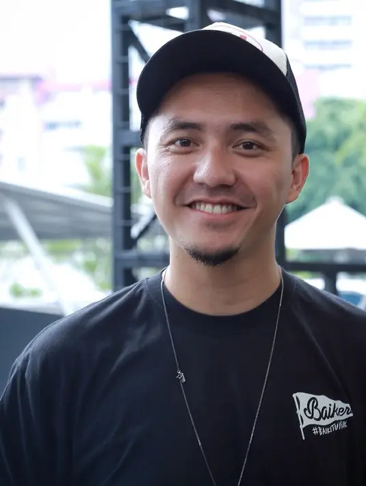 "Malah kata teman-teman yang pernah ikut turing saya dan Ayu, mereka semua bilang lebih jago istri saya. Bini lo lebih hebat ya dari lo. Dan memang istri saya lebih hebat," lanjut Omesh. (Galih W. Satria/Bintang.com)