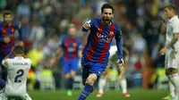 Bintang Barcelona, Lionel Messi, merayakan gol yang dicetaknya ke gawang Real Madrid pada laga La Liga Spanyol di Stadion Santiago Bernabeu, Madrid, Minggu (23/4/2017). (AFP/Oscar Del Pozo)