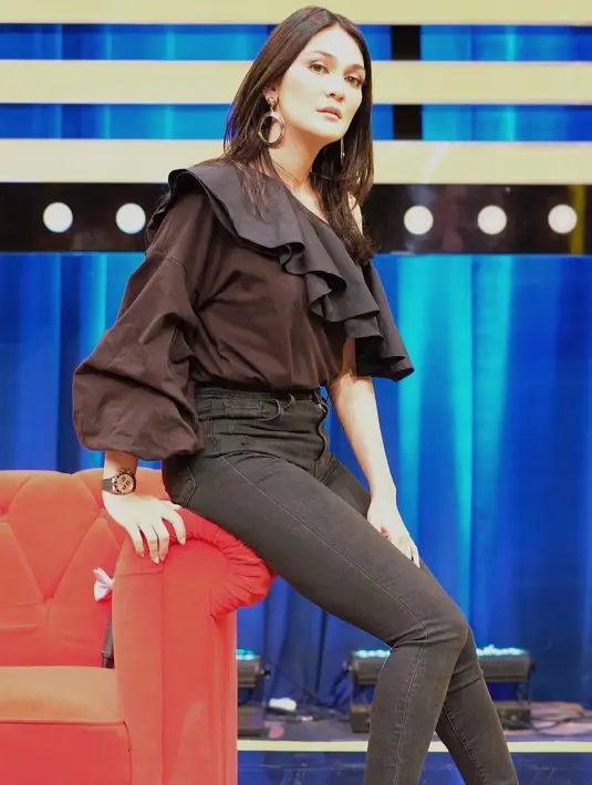 Saat ditanya soal hari spesial ini, Luna mengaku sudah sejak lama tidak merayakannya. Namun uniknya, ia akan bahagia jika mendapat hadiah berupa cokelat, bunga atau yang lainnya. (Instagram/lunamaya)