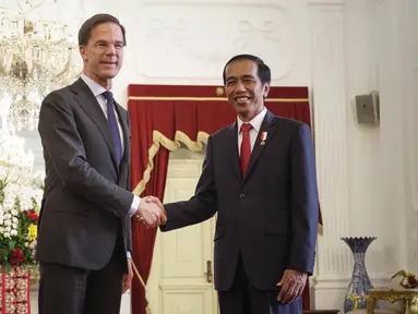 Presiden Joko Widodo berjabat tangan dengan Perdana Menteri Kerajaan Belanda Mark Rutte di Istana Merdeka, Jakarta, Rabu (23/11). Kunjungan PM Belanda di Istana Presiden ini dalam rangka menjalin kerja sama bilateral. (Liputan6.com/Faizal Fanani)