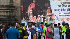 Orang-orang berkumpul di dekat Gerbang India untuk memberikan penghormatan kepada para korban serangan teroris 2008 pada peringatan 13 tahun di Mumbai (26/11/2021). Dalam peringatan itu mereka akan menggelar doa, peletakan karangan bunga, dan melakukan aksi damai. (AFP/Punit Paranjpe)
