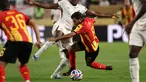 Gelandang Chelsea asal Portugal, Dario Essugo berebut bola dengan Houssem Tka (Esperance de Tunis) saat laga ketiga Grup D Piala Dunia Antarklub 2025 di Lincoln Financial Field, Philadelphia, pada 24 Juni 2025 waktu setempat atau Rabu (25/6/2025) pagi WIB. (FRANCK FIFE/AFP)