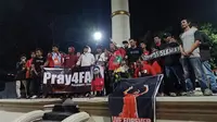 Aksi doa bersama yang dilakukan suporter Persis di Monumen Kebangkitan Nasional untuk Ferry Anto (24/6/2019). (Bola.com/Vincentius Atmaja)