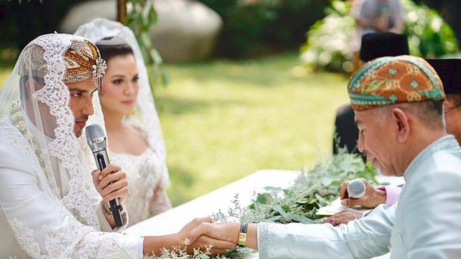 Doa Sang Ayah saat Akad Nikah Raisa dengan Hamish Daud 
