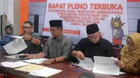 Komisioner KPU Kota Malang, Jawa Timur, mengumumkan kekurangan syarat pencalonan peserta Pilkada Kota Malang 2018 (Liputan6.com/Zainul Arifin)