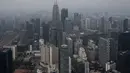 Gedung-gedung komersial tampak diselimuti kabut asap di Kuala Lumpur, Selasa, 11 Agustus 2026/ (AFP/ Mohd Rasfan).