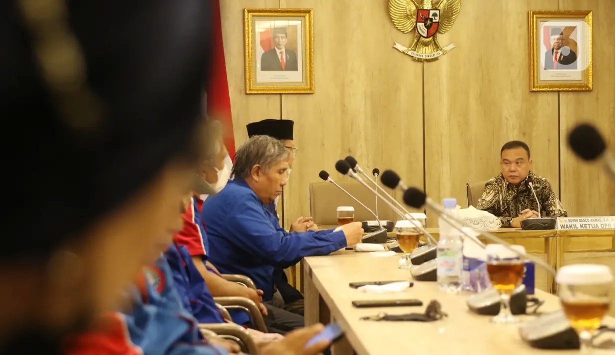 Wakil Ketua DPR Sufmi Dasco Ahmad melakukan audiensi dengan perwakilan buruh dari Konfederasi Serikat Pekerja Seluruh Indonesia (KSPSI) di ruang pimpinan nusantara III, Senayan, Jakarta, Rabu (23/3/2022). Buruh memberikan tuntutan, salah satunya pembatalan UU Cipta Kerja. (Liputan6.com/Angga Yuniar)