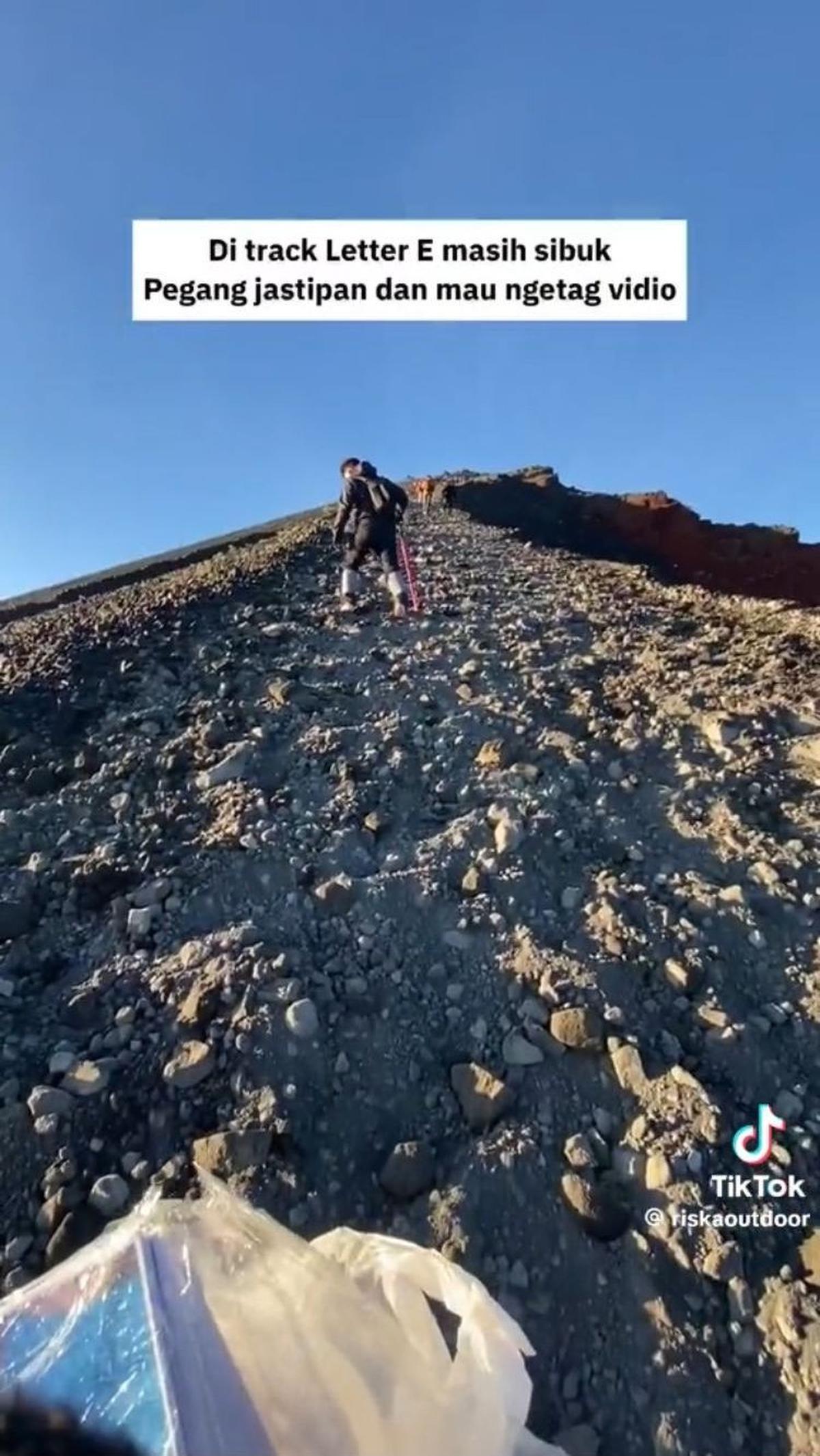 Dalam perjalanannya menuju puncak Rinjani, wanita ini masih sibuk dengan jastipannya dan mengambil beberapa video.