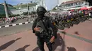 Pasukan Brimob bersenjata lengkap melakukan pengamanan saat Car Free Day di kawasan Bunderan HI, Jakarta, Minggu (24/12). Operasi Lilin 2017 ini guna memberikan kenyamanan pada masyarakat. (Liputan6.com/Faizal Fanani)