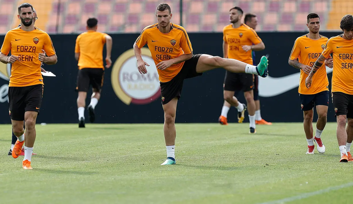 Pemain AS Roma, Edin Dzeko (tengah) dan rekan-rekannya saat sesi latihan di Trigoria Sports Centre, Roma, Italia, Selasa (1/5). AS Roma dan Liverpool akan menjalani leg kedua semifinal Liga Champions di Stadion Olimpico. (Riccardo Antimiani /ANSA via AP)