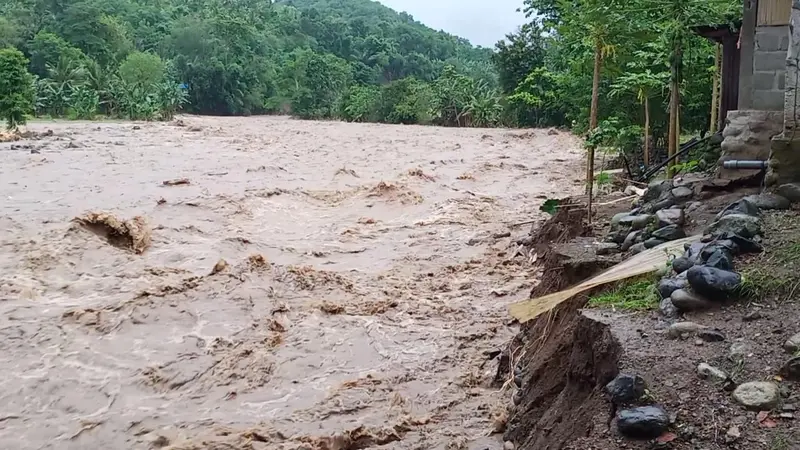 Banjir bandang ancam rumah warga, Desa Bhera, Kecamatan Mego, Kabupaten Sikka, NTT. (Liputan6.com/ Dionisius Wilibardus)