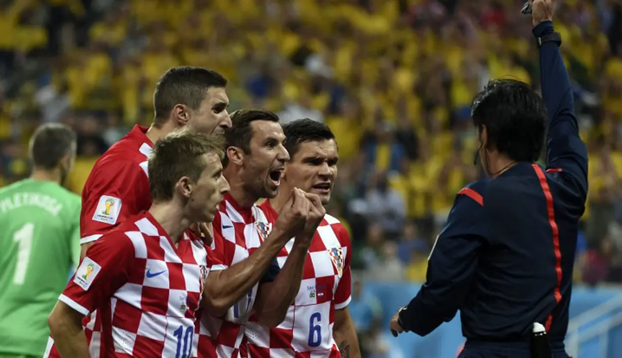 Beberapa pemain Krosia memprotes keputusan wasit, Yuichi Nishimura, yang memberikan hadiah penalti buat Brasil di laga perdana Piala Dunia 2014 di Corinthians Arena, Sao Paolo, (13/6/2013). (AFP PHOTO/Odd Andersen)